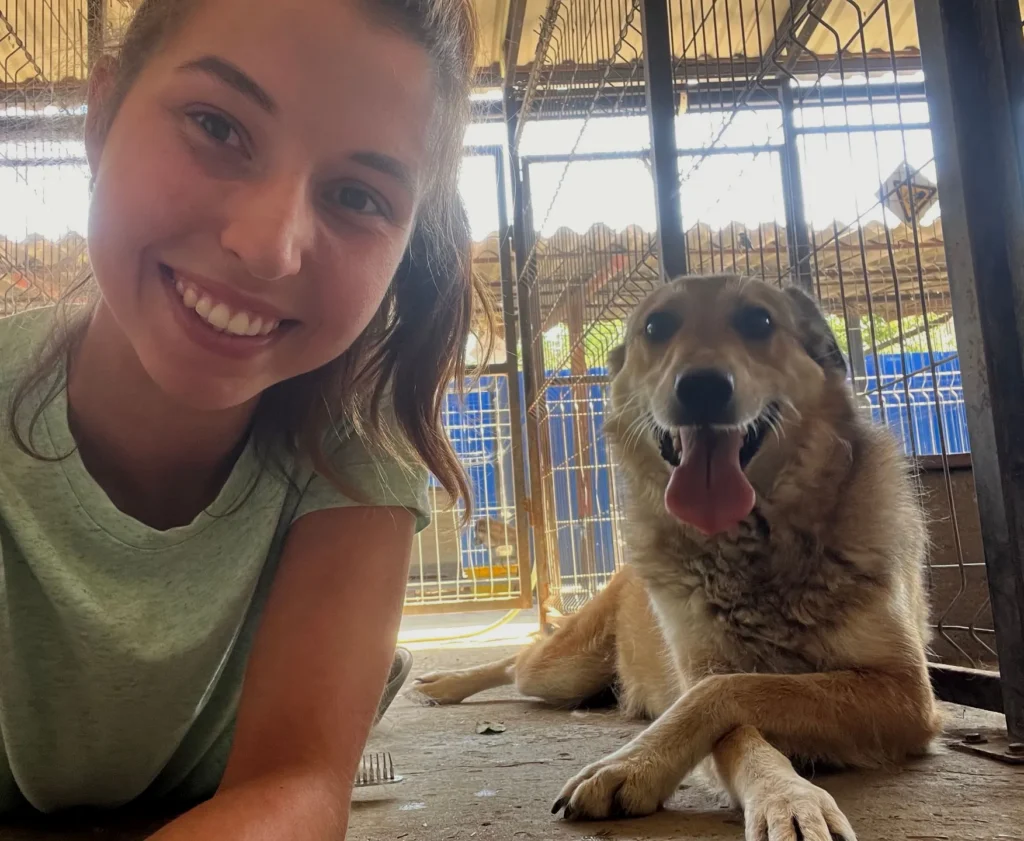 Foto van hond samen met hondengedragsdeskundige Nynke van Nynkyno.