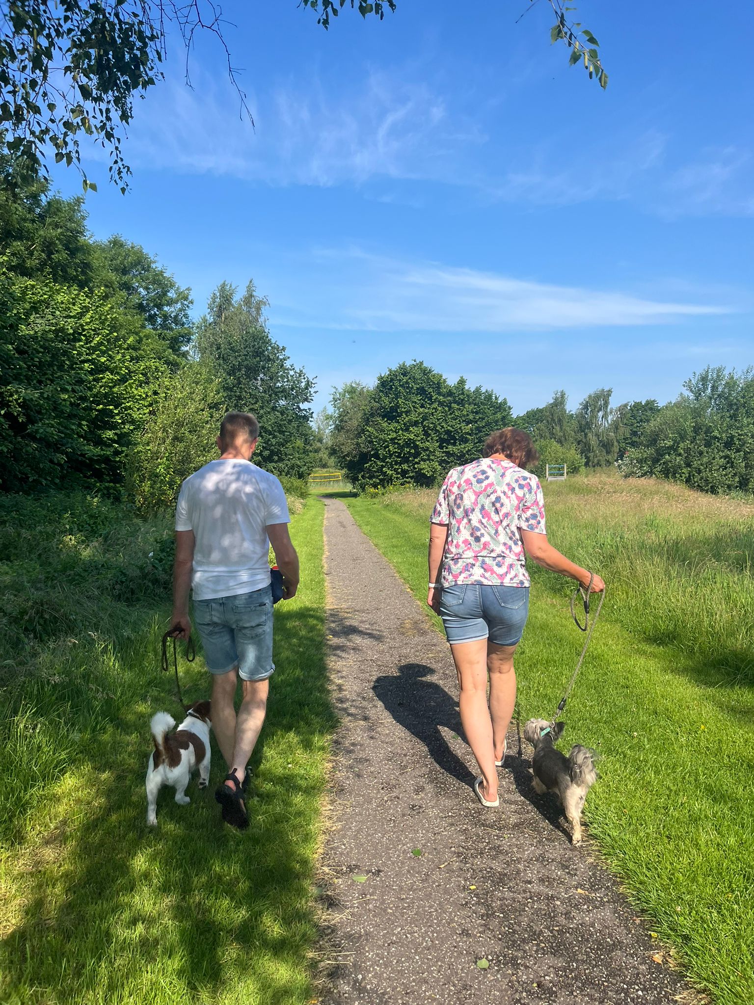 Hester en Lieuwe wandelen met Luuk